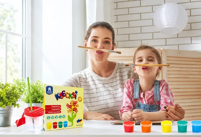 Mutter und Kind entdecken gemeinsam KLECKSi Fingerfarben