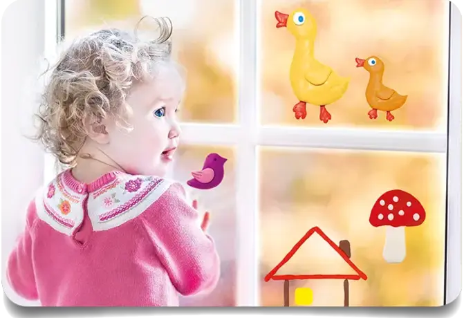 Kind betrachtet Enten, Vogel, Haus und Pilz aus Kneto Window Clay am Fenster