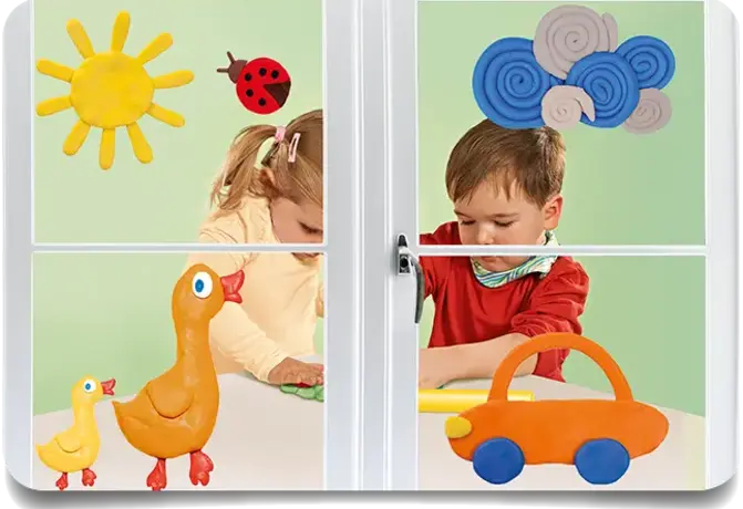 Fenster voller bunter Motive aus Kneto Window Clay mit Kindern im Hintergrund
